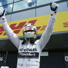 Hamilton exultante tras conseguir la pole número 46 de su carrera deportiva