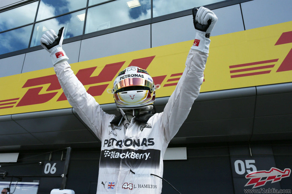 Hamilton exultante tras conseguir la pole número 46 de su carrera deportiva