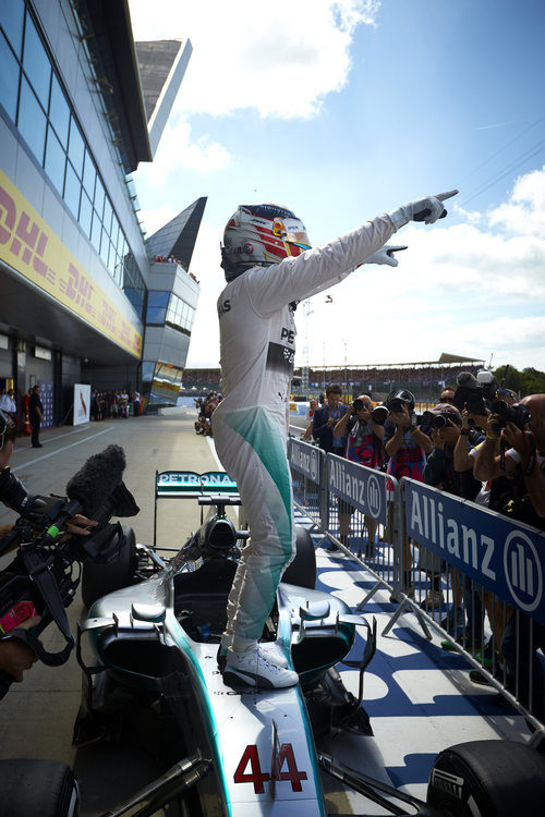 Lewis Hamilton victorioso sobre su W05 tras ser el más rápido en Silverstone