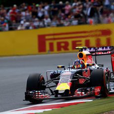 Kvyat evolucionando sobre la pista de Silverstone