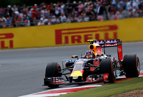 Kvyat evolucionando sobre la pista de Silverstone