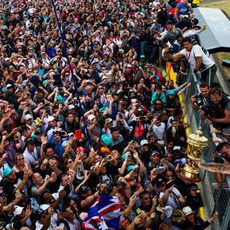 Lewis Hamilton celebra su victoria con la afición inglesa