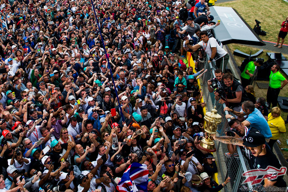 Lewis Hamilton celebra su victoria con la afición inglesa