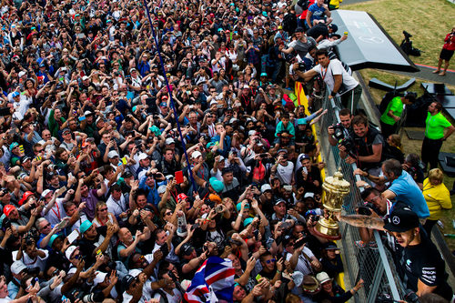 Lewis Hamilton celebra su victoria con la afición inglesa