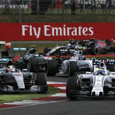 Lewis Hamilton intentando recuperar la posición con Felipe Massa