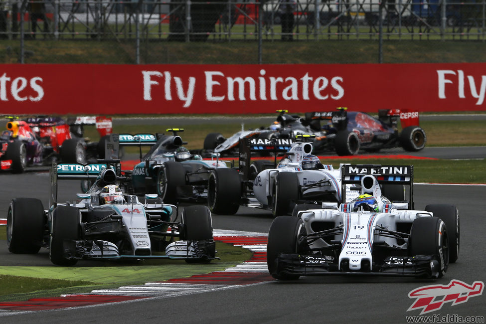 Lewis Hamilton intentando recuperar la posición con Felipe Massa