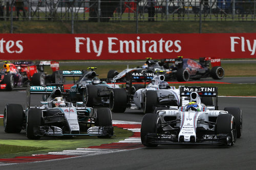 Lewis Hamilton intentando recuperar la posición con Felipe Massa