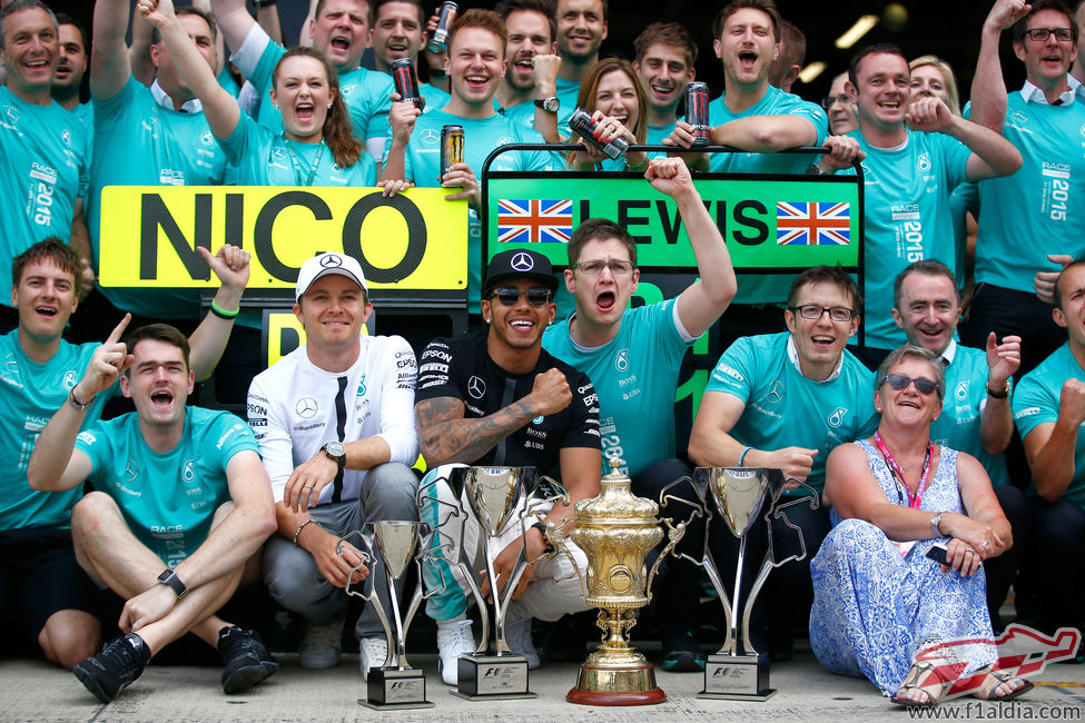 El equipo Mercedes celebra su doblete