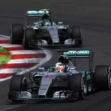 Nico Rosberg intenta cerrar la brecha con Lewis Hamilton