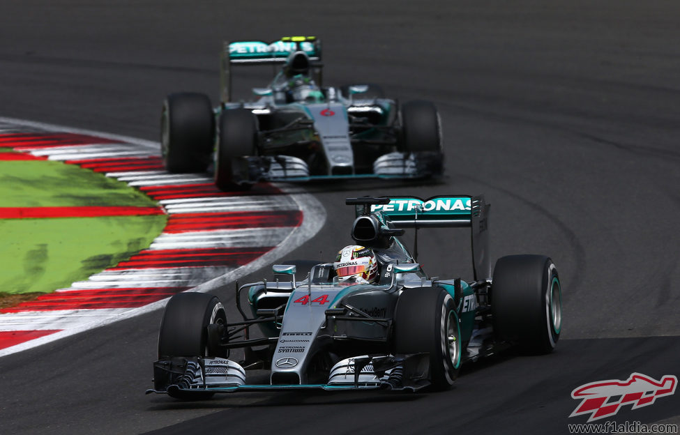 Nico Rosberg intenta cerrar la brecha con Lewis Hamilton