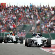 Nico Rosberg trata de adelantar a Valtteri Bottas