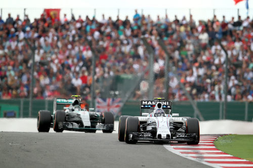 Nico Rosberg trata de adelantar a Valtteri Bottas