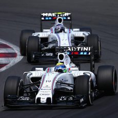 Valtteri Bottas intenta adelantar a su compañero de equipo