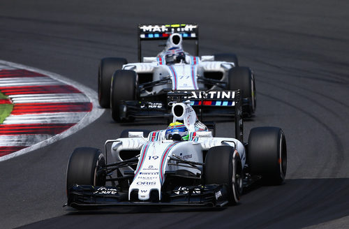 Valtteri Bottas intenta adelantar a su compañero de equipo