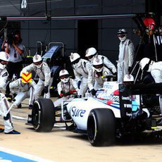 Valtteri Bottas realizando su parada