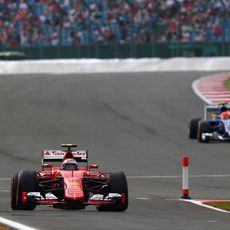 Kimi Raikkonen encaminando el carril de boxes