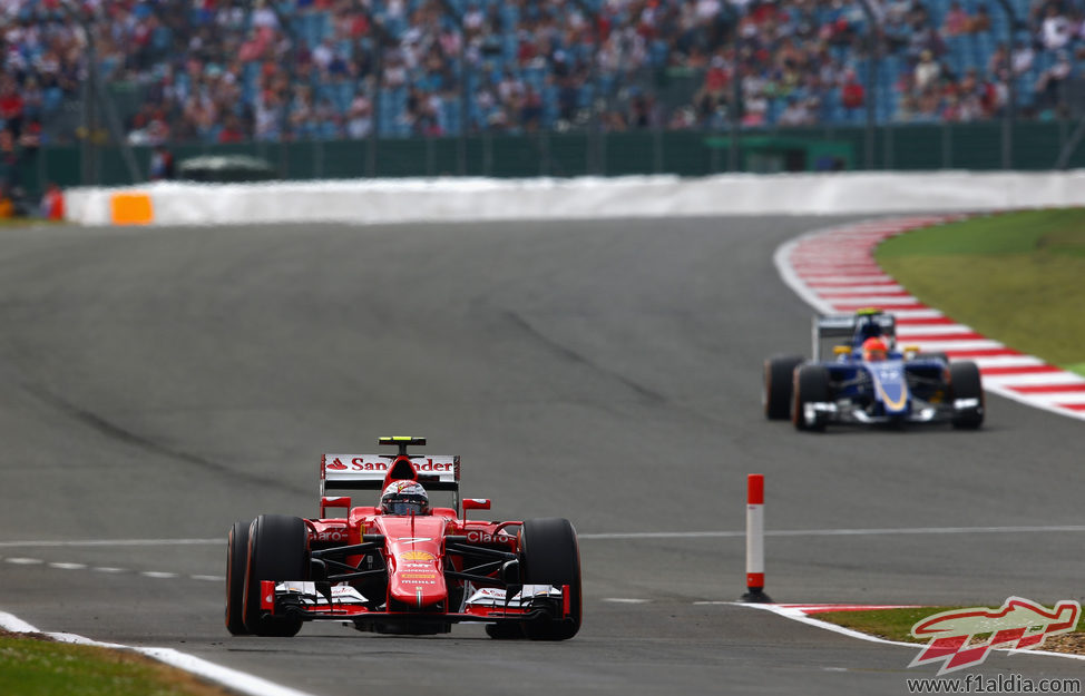 Kimi Raikkonen encaminando el carril de boxes