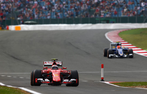 Kimi Raikkonen encaminando el carril de boxes