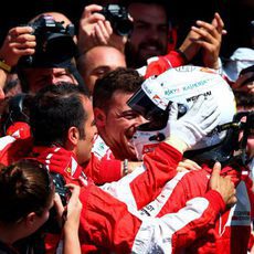 Sebastian Vettel celebrando el podio con su equipo