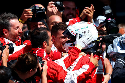 Sebastian Vettel celebrando el podio con su equipo