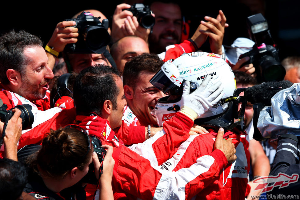 Sebastian Vettel celebrando el podio con su equipo