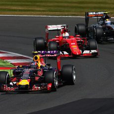 Sebastian Vettel luchando por ganar posiciones