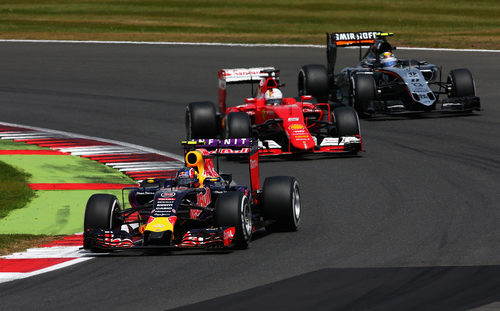 Sebastian Vettel luchando por ganar posiciones