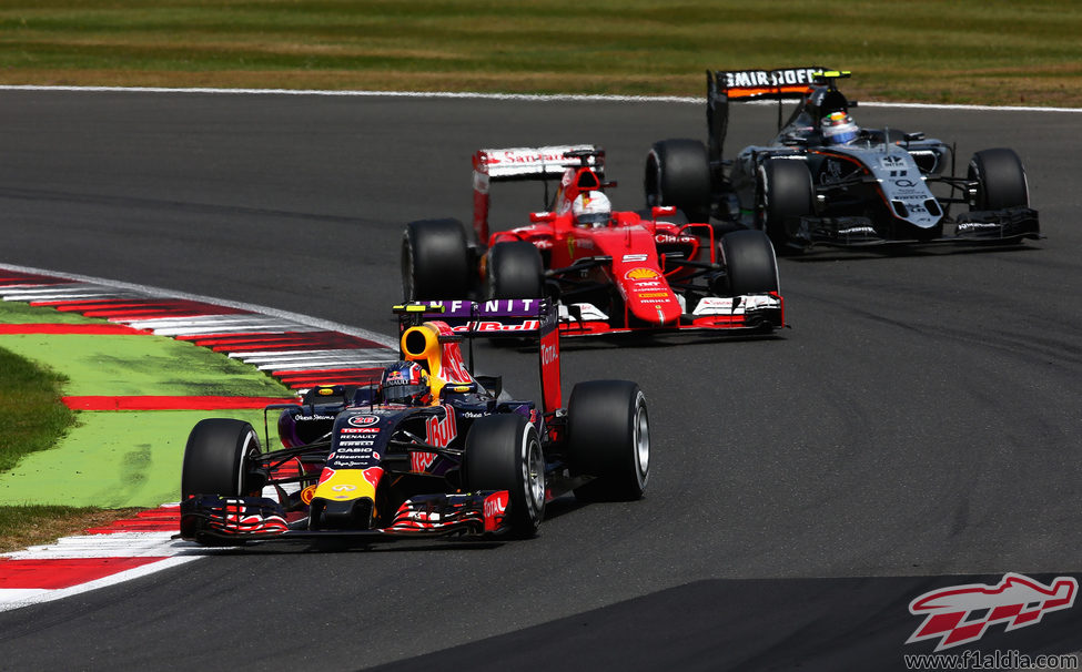 Sebastian Vettel luchando por ganar posiciones