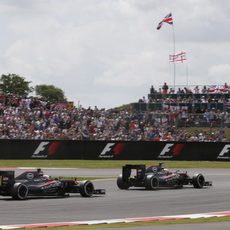 Los dos McLaren-Honda se dirigen hacia la parrilla de salida