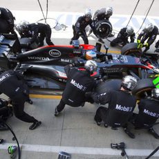 Fernando Alonso realiza su parada para cambiar los neumáticos