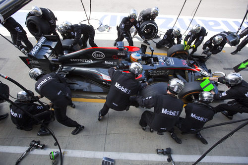 Fernando Alonso realiza su parada para cambiar los neumáticos