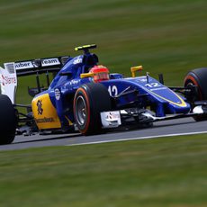 Felipe Nasr se queda parado antes de comenzar la carrera