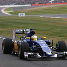 Marcus Ericsson entrando a la calle de boxes