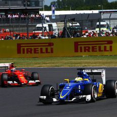 Marcus Ericsson luchando con el Ferrari de Kimi Raikkonen