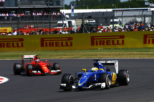 Marcus Ericsson luchando con el Ferrari de Kimi Raikkonen
