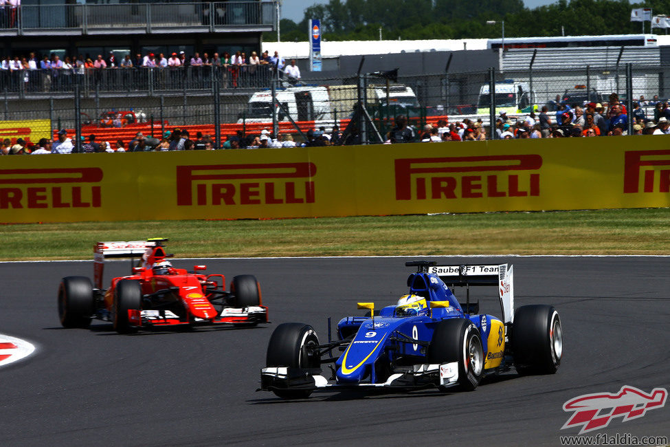 Marcus Ericsson luchando con el Ferrari de Kimi Raikkonen