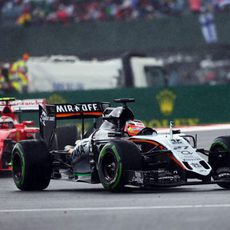 Nico Hulkenberg luchando con Kimi Raikkonen