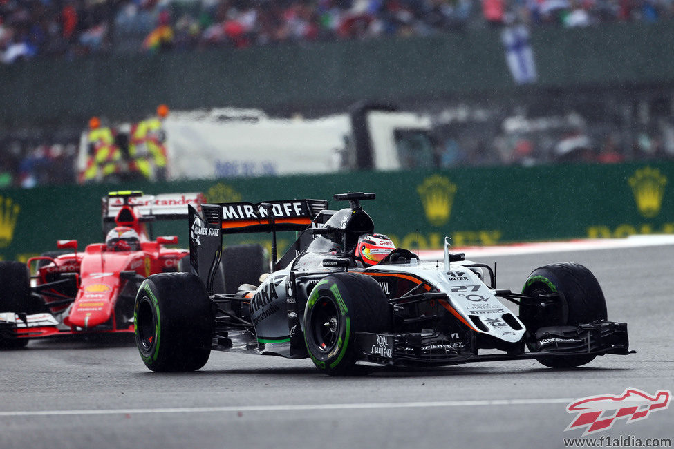 Nico Hulkenberg luchando con Kimi Raikkonen