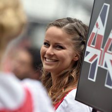 Sonriente 'pit babe' de Lewis Hamilton