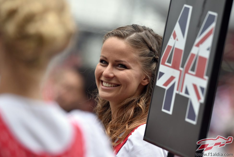 Sonriente 'pit babe' de Lewis Hamilton