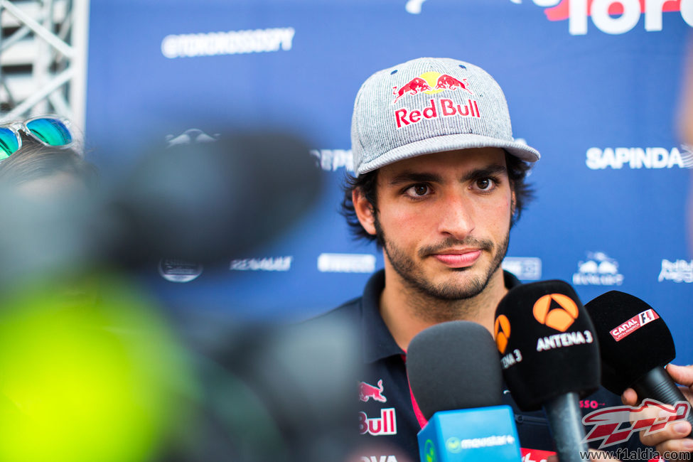 Carlos Sainz responde a las preguntas de la prensa