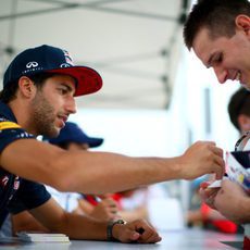 Los fans claman el autógrafo de Daniel Ricciardo