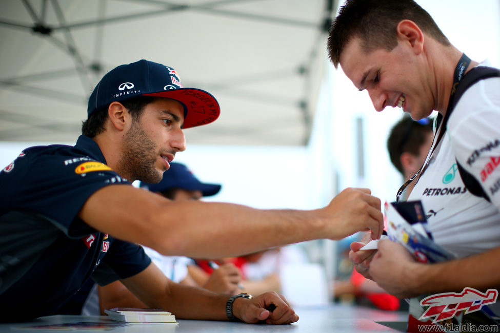 Los fans claman el autógrafo de Daniel Ricciardo