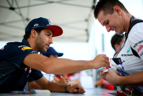 Los fans claman el autógrafo de Daniel Ricciardo