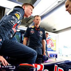 Daniil Kvyat prueba el asiento junto a sus ingenieros