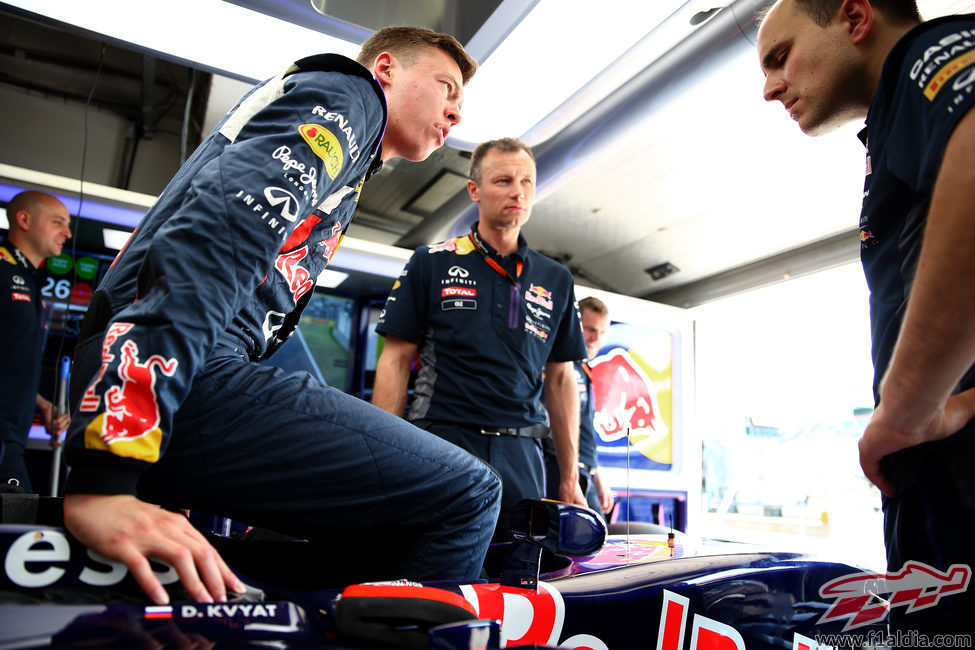 Daniil Kvyat prueba el asiento junto a sus ingenieros