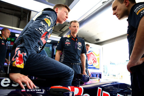Daniil Kvyat prueba el asiento junto a sus ingenieros