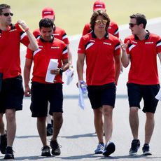 Roberto Merhi con su equipo reconociendo la pista