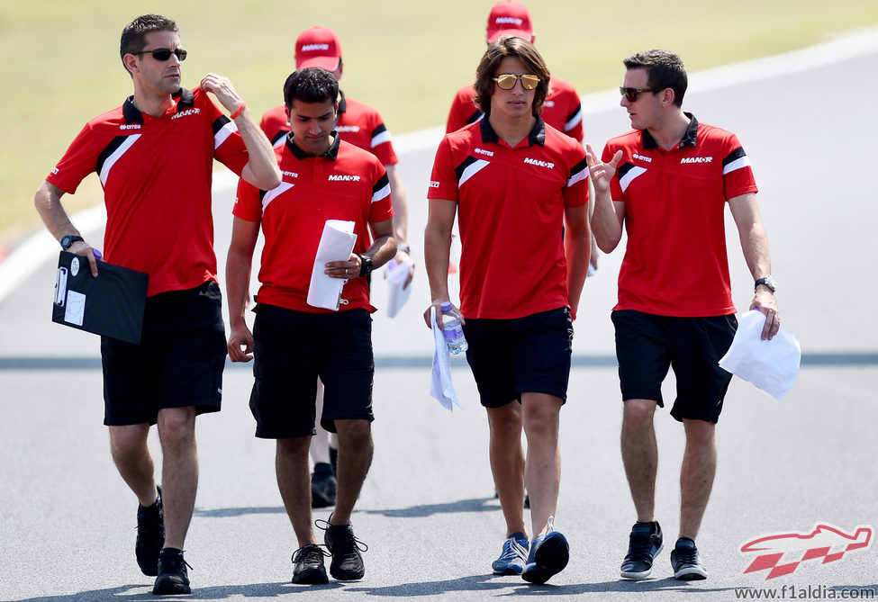 Roberto Merhi con su equipo reconociendo la pista