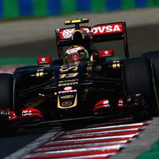 Pastor Maldonado apurando los límites de la pista